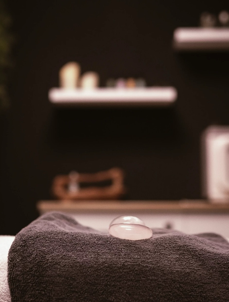 Handdoek en massagestenen bij By Imogen Alkmaar